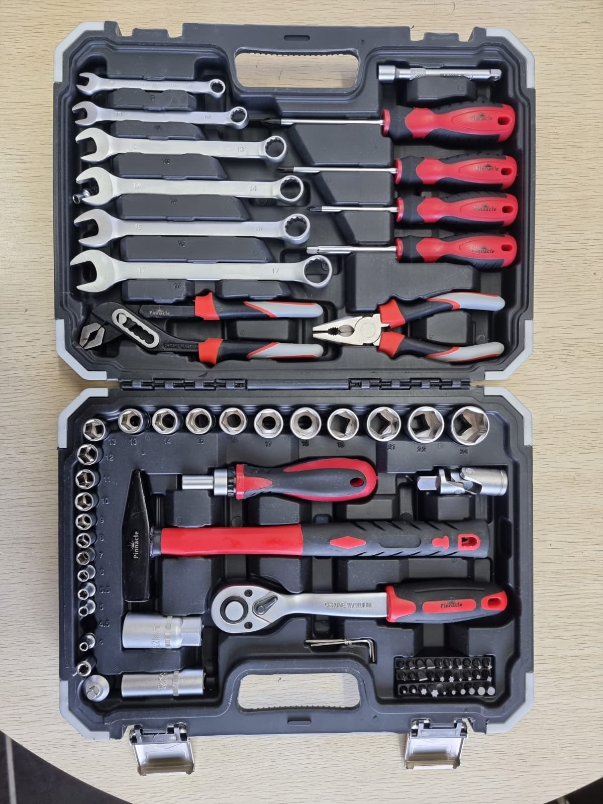 75 PIECE TOOLKIT WITH PLASTIC CARRY CASE